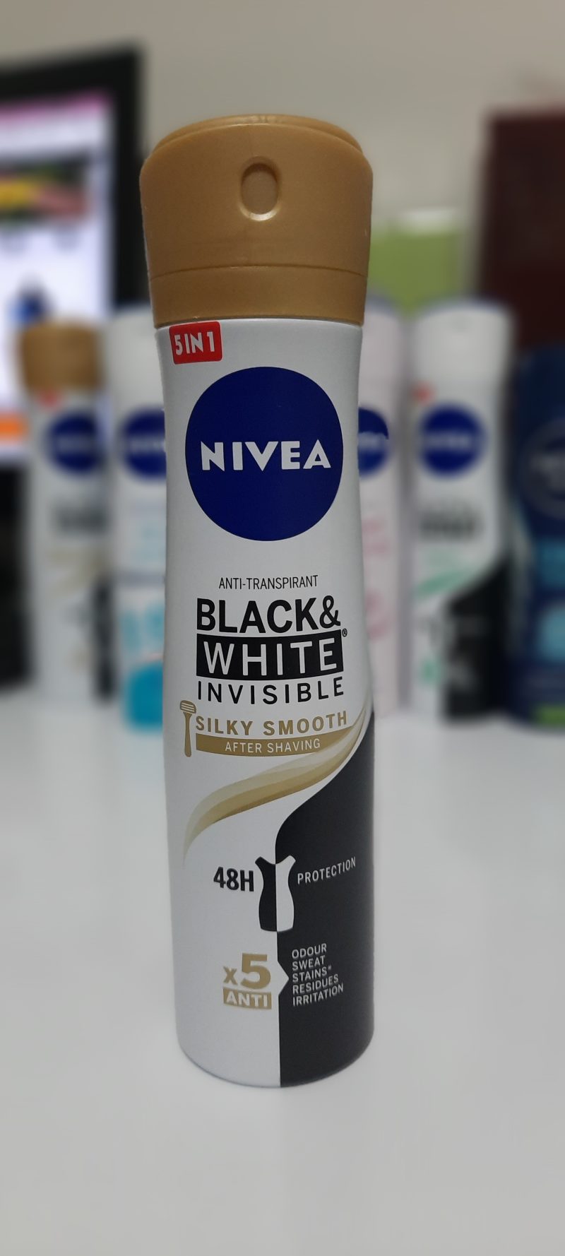 اسپری زنانه نیوا بلک اند وایت اینویزیبل سیلکی اسموت Nivea Black White Silky Smooth Spray