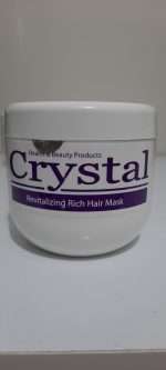 ماسک مو تثبیت کننده رنگ با آبکشی کریستال محصولی ویژه جهت حفظ تناژ رنگ مو و مراقبت و ترمیم مو های رنگ شده می باشد.عصاره انار به کار رفته در ماسک مو تثبیت کننده رنگ با آبکشی کریستال با تاثیر مستقیم بر روی رنگ دانه ها موجب افزایش دوام و تثبیت رنگ مو می گردد. ماسک مو تثبیت کننده رنگ با آبکشی کریستال مو ها را آبرسانی نموده و بافتی نرم و ابریشمی بر روی مو ها ایجاد می نماید علاوه بر آن وجود مواد نرم کننده از جمله سترومونیوم کلراید موجب ختثی شدن بار های منفی مو شده و حالت پذیری مو ها را به حالت اولیه باز می گرداند. ویتامین ای استات موجود در این ماسک سبب ترمیم موهای آسیب دیده ناشی از رنگ و مواد شیمایی شده و نرمی و سلامت مو ها را تشدید می نماید.