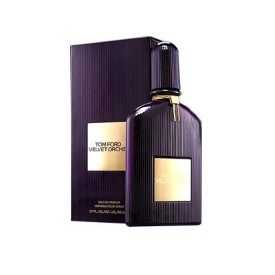 عطر "تام فورد ولوت ارکید" (Tom Ford Velvet Orchid) یکی از عطرهای لوکس و محبوب از برند آمریکایی تام فورد است که در سال 2014 به بازار معرفی شد. این عطر به‌عنوان نسخه‌ای جدیدتر و پیچیده‌تر از عطر معروف "بلک ارکید" (Black Orchid) عرضه شده است. ولوت ارکید در گروه بویایی گلی شرقی قرار دارد و با ترکیب رایحه‌های غنی، لوکس و اغواکننده، توجه طرفداران عطرهای مجلل را به خود جلب کرده است. ساختار رایحه عطر تام فورد ولوت ارکید شامل سه لایه اصلی است: 1. رایحه ابتدایی: ترکیبی از رایحه‌های ترنج، نارنگی ماندارین، عسل و رام (نوعی نوشیدنی گرمسیری) که شروعی شیرین و جذاب به این عطر می‌بخشد. 2. رایحه میانی: در این لایه، نت‌های گل ارکیده سیاه، گل رز، یاسمن، و روغن میخک به مشام می‌رسند که حس پیچیدگی و ظرافت به عطر می‌دهند. ترکیب این رایحه‌ها رایحه‌ای لوکس و گلی ایجاد می‌کند که بسیار خاص و بی‌نظیر است. 3. رایحه پایانی: با گذشت زمان، عطر با رایحه‌های وانیل، چوب صندل، چرم جیر و لادن به پایان می‌رسد که یک حس گرم، دلنشین و کمی شیرین را به‌جا می‌گذارد. این لایه باعث می‌شود عطر ماندگاری بیشتری داشته باشد و تا ساعت‌ها بر روی پوست یا لباس حس شود. ویژگی‌ها و طراحی بطری: بطری عطر تام فورد ولوت ارکید به رنگ بنفش تیره با طراحی شیک و برجسته عرضه شده است. طراحی این بطری یادآور همان زیبایی و تجملاتی است که در تمام محصولات تام فورد دیده می‌شود. لوگوی طلایی تام فورد روی بدنه بطری نقش بسته که جلوه‌ای از شکوه و زیبایی به آن می‌بخشد. این عطر به دلیل ترکیب رایحه‌های گلی، گرم و شیرین، مناسب فصول سرد مانند پاییز و زمستان است و بیشتر برای مجالس و موقعیت‌های خاص مورد استفاده قرار می‌گیرد. ماندگاری و پخش بوی بالای این عطر نیز از ویژگی‌های برجسته آن است و به عنوان یک عطر اغواکننده و لوکس شناخته می‌شود.